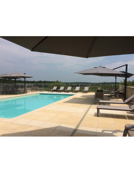 Aux beaux jours, la piscine entouré de vignes à perte de vue