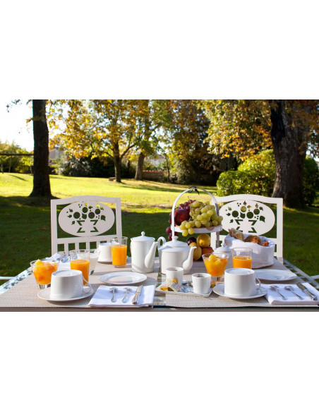 Petit déjeuner servi en terrasse dans le parc et tout autour des vignes...