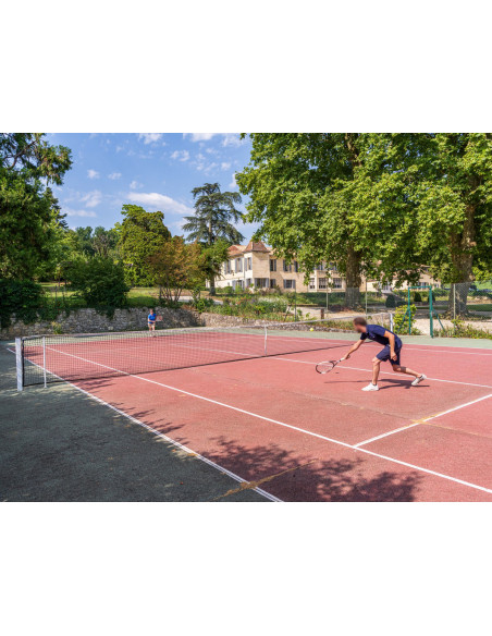 Sur place, le tennis, pensez à emmener vos raquettes :)