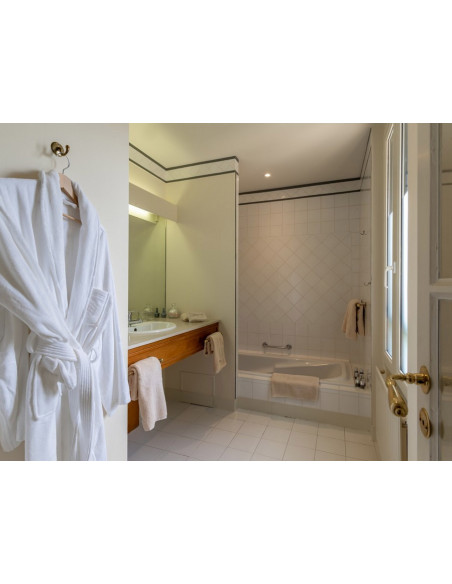 Salle de bains avec douche et baignoire :)