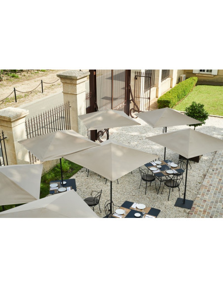 La terrasse du restaurant, tout à côté des vignes du Grand Cru Classé