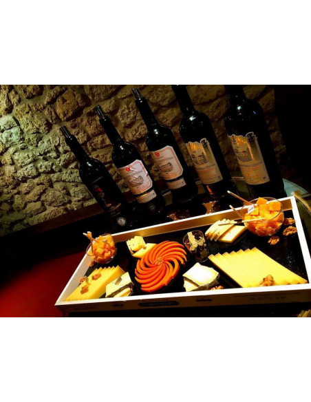 Sur place, au domaine et en sa compagnie, vous dégustez 4 vins et 4 fromages, hum :)