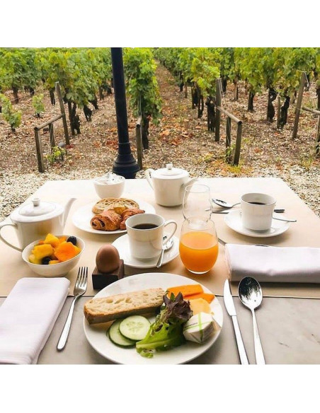 Petit déjeuner en terrasse autour des vignes...