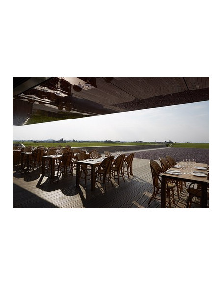 Votre déjeuner en terrasse panoramique avec baies vitrées pour dominer le vignoble