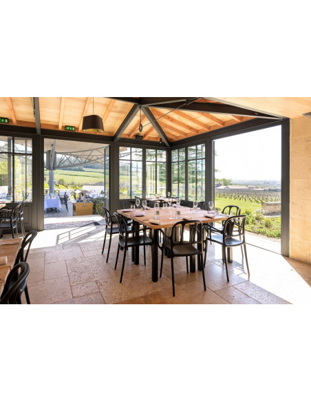 Repas gourmet dans un Château restaurant offrant une vue panoramique sur le vignoble