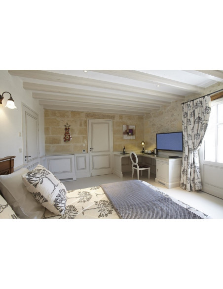 Une chambre tout confort avec terrasse