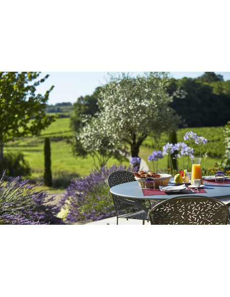 et son jardin avec petit déjeuner en terrasse aux beaux jours !