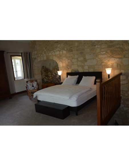 Une des chambres du Château avec pierres apparentes