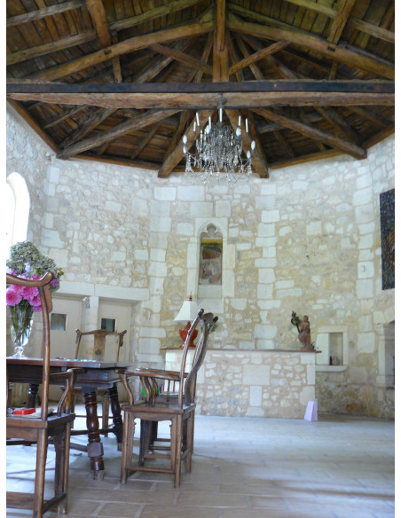 Au Château, la salle de la chapelle romane où sont servis vos petits-déjeuners