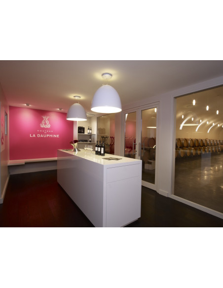 Salle de dégustation avec vue sur barriques