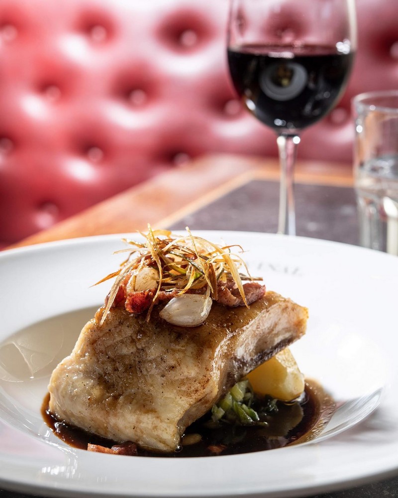 Assiette agneau de Pauillac et verre vin rouge