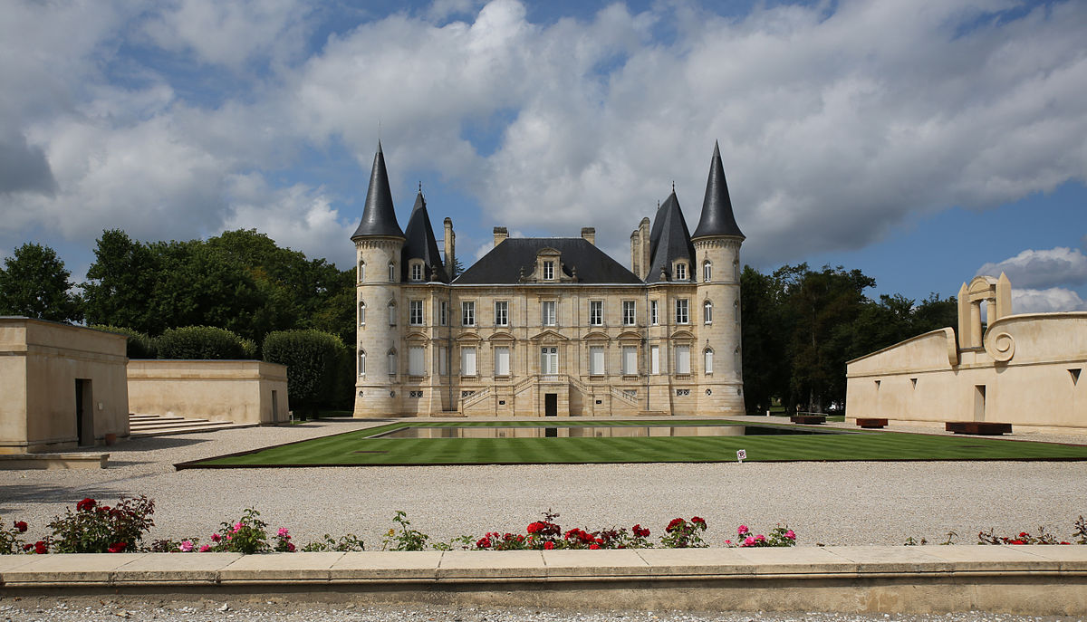 Château avec tours en arrière plan