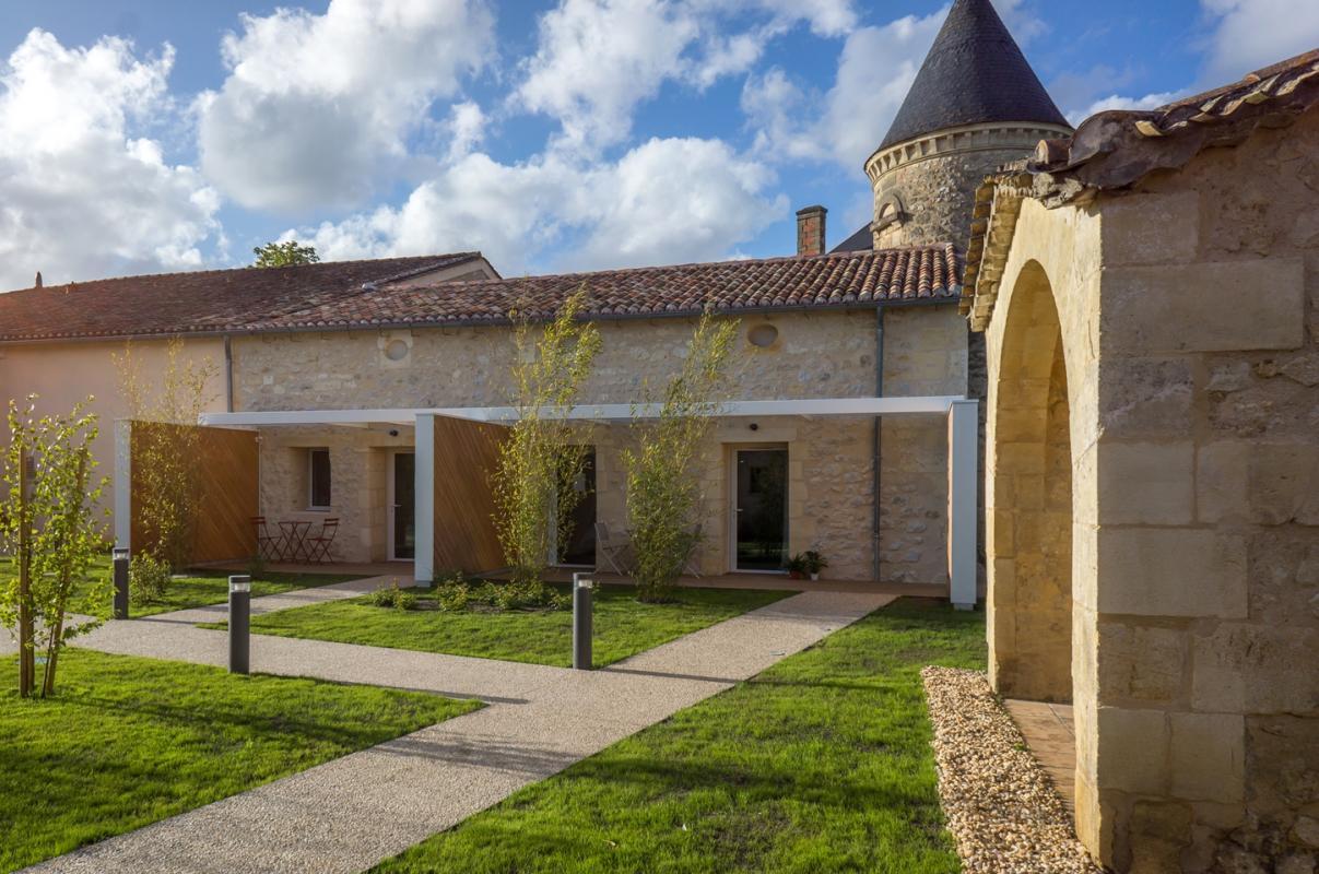 Porche domaine en pierre avec tour et terrasse séparée