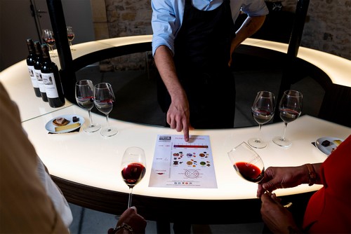 Verres de vins rouges inclinés sur fond blanc de la table de dégustation 
