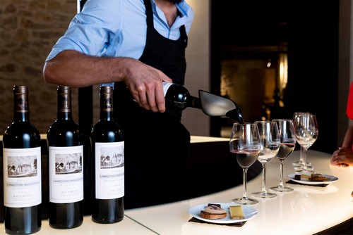 Service dégustation bouteille vin rouge verre à vin