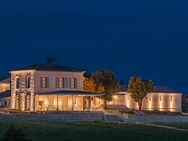 Domaine éclairé vu de nuit