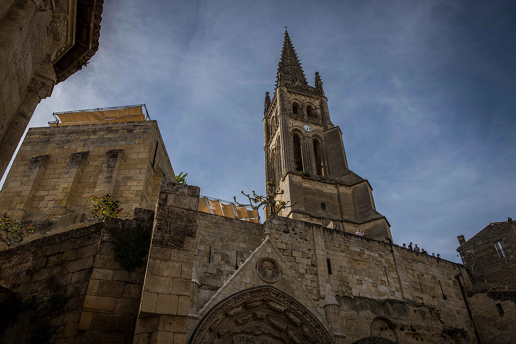 Façade gigantesque église monolithe Saint-Emilion