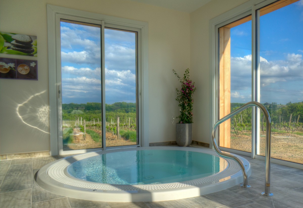 Jacuzzi et vignoble en fond