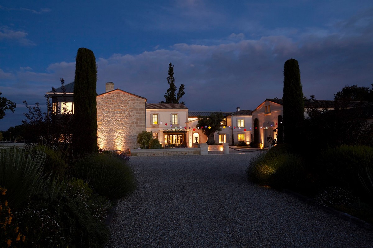 Château éclairé de nuit avec cyprès