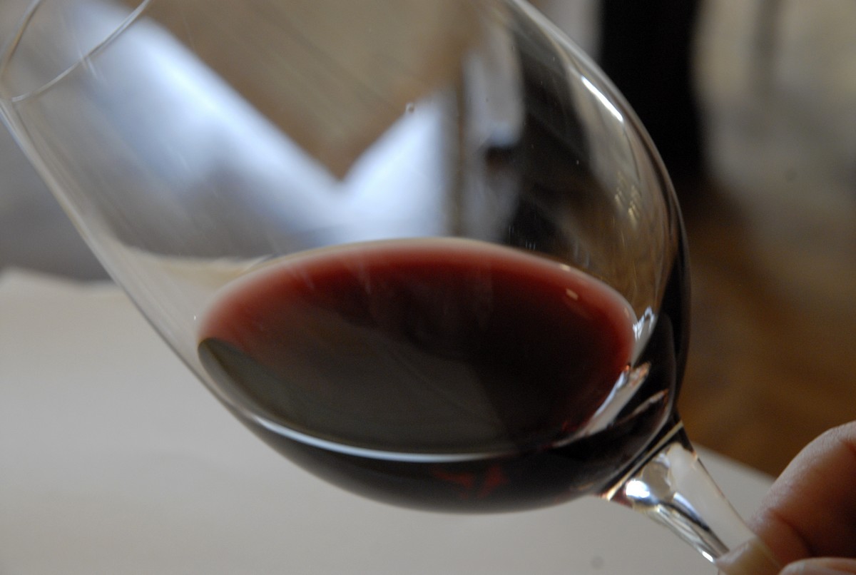 Gros plan sur verre de vin rouge incliné