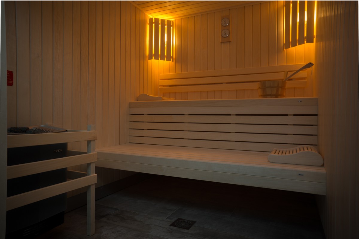 Sauna spacieux éclairé