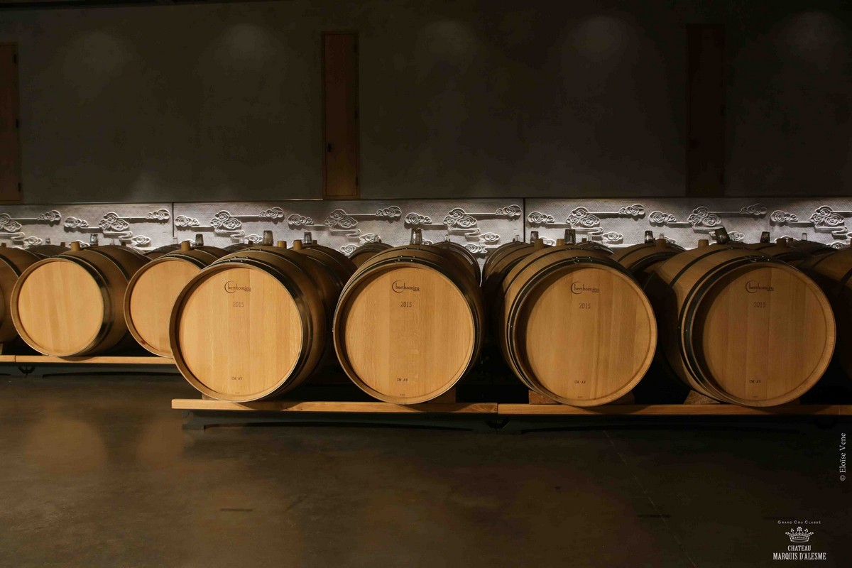 Cave à vin avec barrique bordelaise à l'horizontale