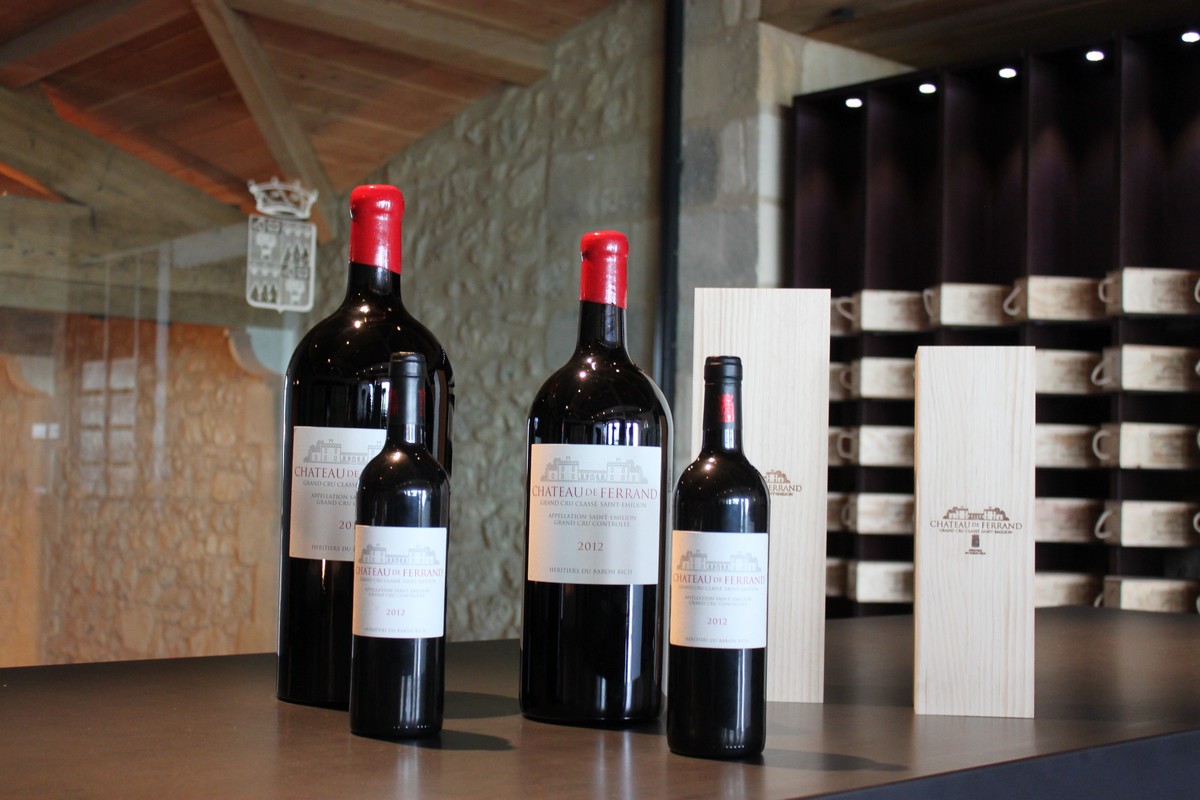 Différentes tailles de bouteille de vin rouge, magnum et double magnum Saint-Emilion Grand Cru Classé