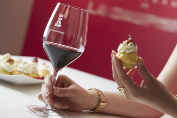 Verre dégustation vin rouge et bouchée