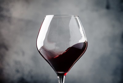 Vin rouge qui tournoie dans un verre de dégustation en gros plan 